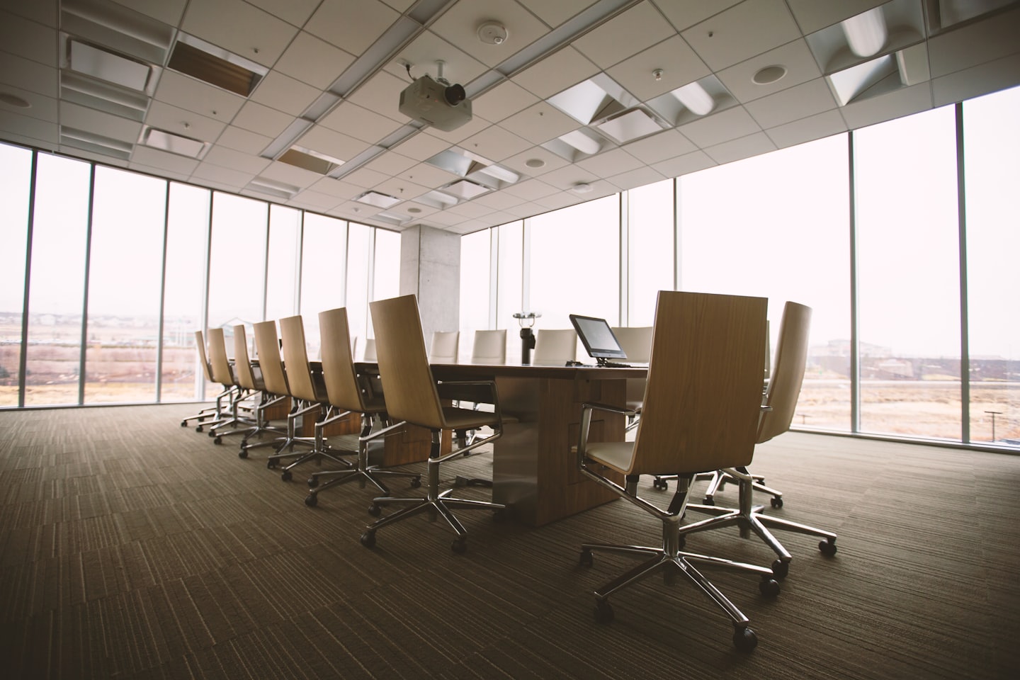 Sala de reunião vazia dentro de uma empresa