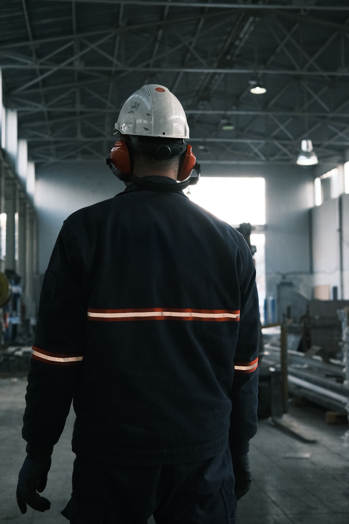Trabalhador de capacete em ambiente industrial, representando a discussão sobre jornada de trabalho e escala 6x1