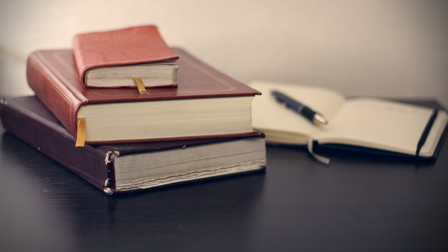 Livros e anotações sobre documentos