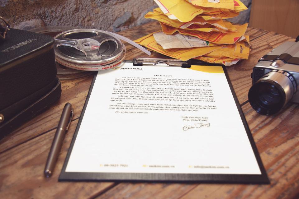 Documentos e laudos organizados sobre a mesa